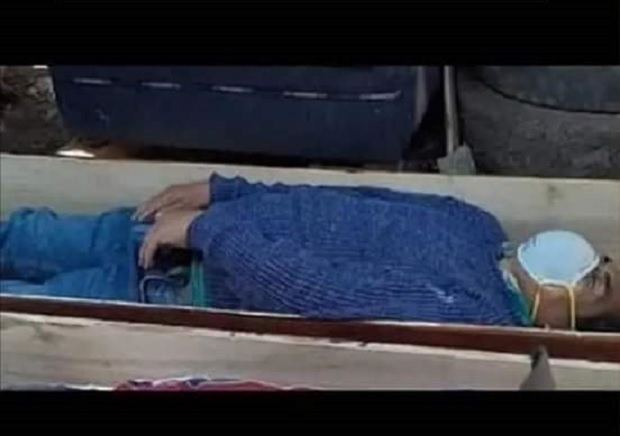 Епидемија ЛАЖНИХ смрти у Перуу: Градоначелник прекршио карантин па се правио мртав, полицајци га сликали у сандуку